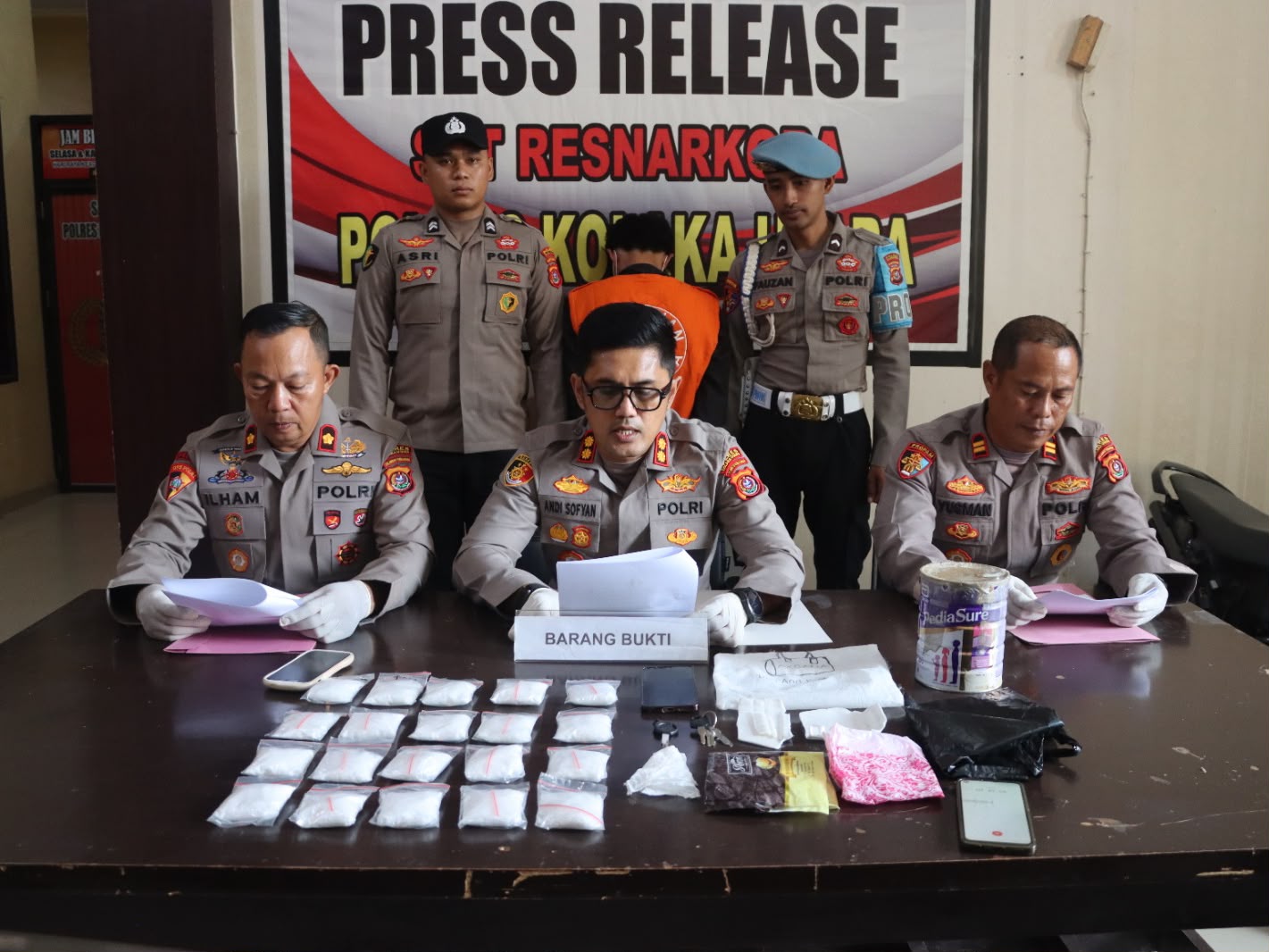 Hampir 1 Kg Sabu-Sabu Disimpan dengan Sistem Tempel, Petani di Kolut Ditangkap Hampir 1 Kg Sabu-Sabu Disimpan dengan Sistem Tempel, Petani di Kolut Ditangkap