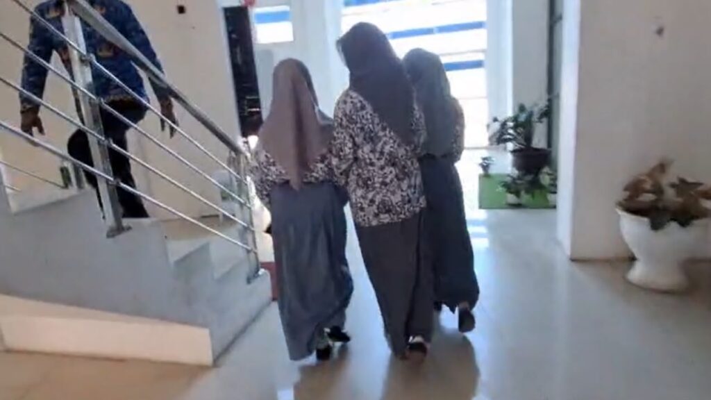 Tiga siswi SMKN 4 Kendari yang diduga menjadi korban pelecehan datang di Dikbud Sultra.