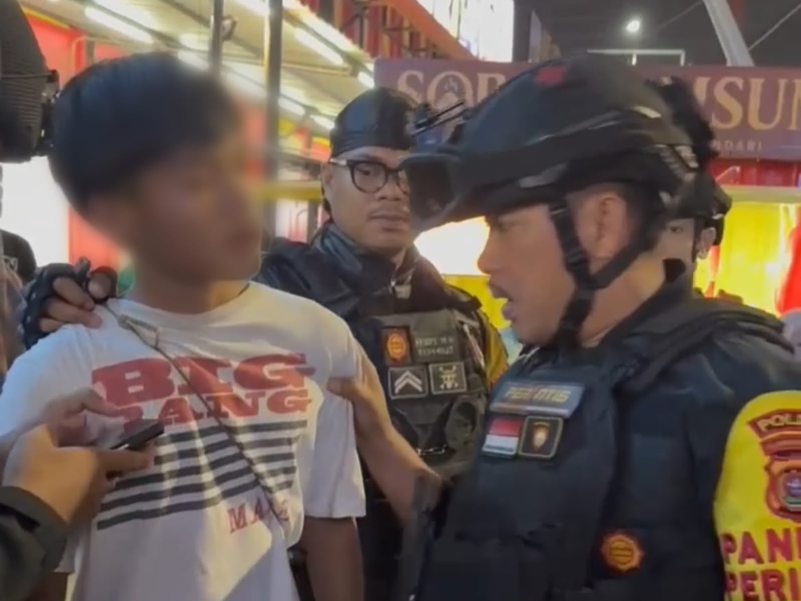 2 Jukir Liar di Kendari Terlibat Keributan Berujung Lempar Pemotor, 1 Pelaku Kabur 2 Jukir Liar di Kendari Terlibat Keributan Berujung Lempar Pemotor, 1 Pelaku Kabur