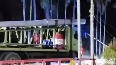 Puluhan Tahun Menanti, Tangis Haru Warga Laonti Konsel Sambut Tiang Listrik PLN Puluhan Tahun Menanti, Tangis Haru Warga Laonti Konsel Sambut Tiang Listrik PLN