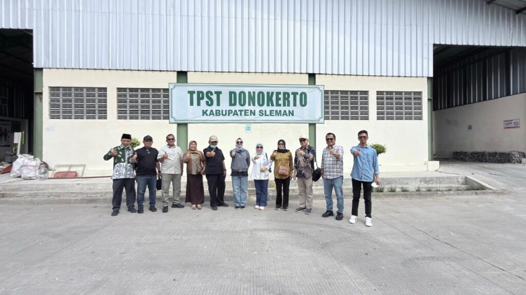 Rombongan Wali Kota Kendari saat berada di TPST Donokerto, Kabupaten Sleman.