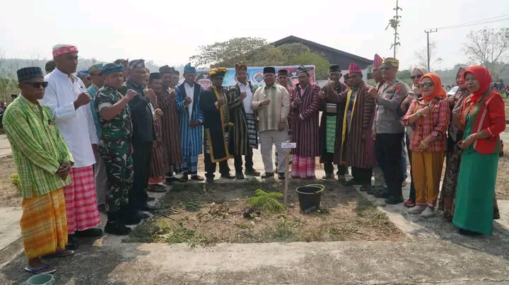 Jajaran unsur Forkopimda, instansi vertikal terkait, serta tokoh masyarakat, dalam giat penanaman 150 bibit flamboyan di Jalur 2 Desa Lawela, Kecamatan Batauga, Kabupaten Busel.
