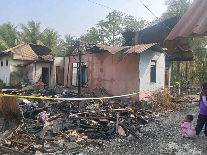Kondisi rumah Wa Ode Muli (tersisa dinding beton serta atap seng) dan Wa Ode Ratna (rata dengan tanah) di Kelurahan Laompo, Kecamatan Batauga, Kabupaten Busel, usai dilahap api.