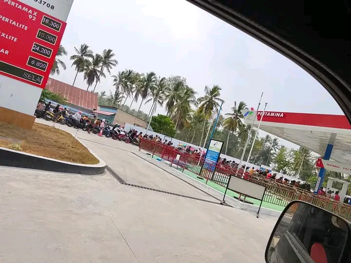 Pasokan BBM Bertambah, Pengecer di Wakatobi Malah Jual Pertalite hingga Rp65 Ribu per Botol Pasokan BBM Bertambah, Pengecer di Wakatobi Malah Jual Pertalite hingga Rp65 Ribu per Botol