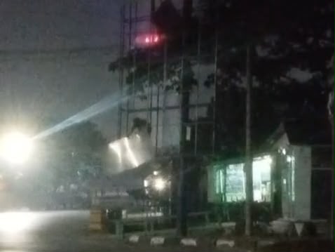 Pria Terekam Curi Besi Papan Reklame di Kawasan Eks MTQ Kendari Pria Terekam Curi Besi Papan Reklame di Kawasan Eks MTQ Kendari