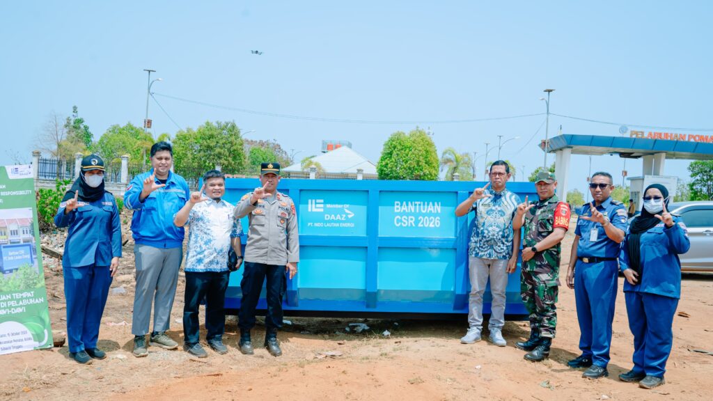 PT Indo Lautan Energi (ILE) saat menyalurkan bak sampah sebagai bentuk dukungan penanganan sampah di kawasan Pelabuhan Dawidawi, Kecamatan Pomalaa, Kabupaten Kolaka.