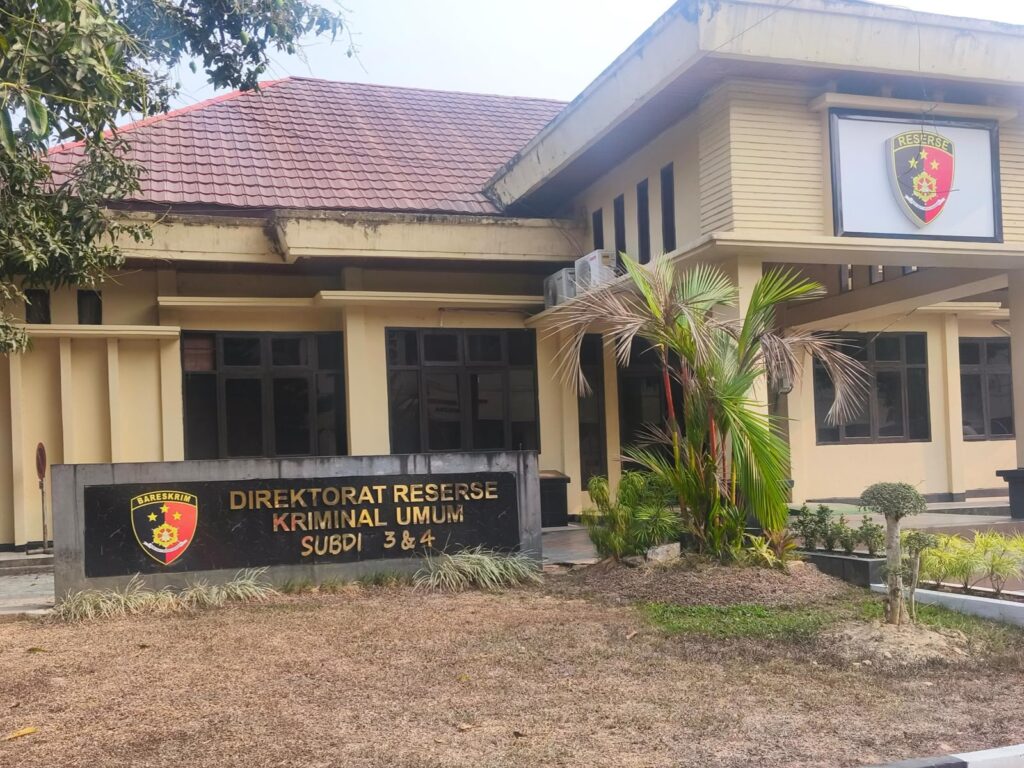 Kapolda Sultra, Irjen Pol Himawan Bayu Aji saat memeriksa barang bukti hasil penggerebakan sarang narkoba di Kampung Salo, Kecamatan Kendari, Kota Kendari.