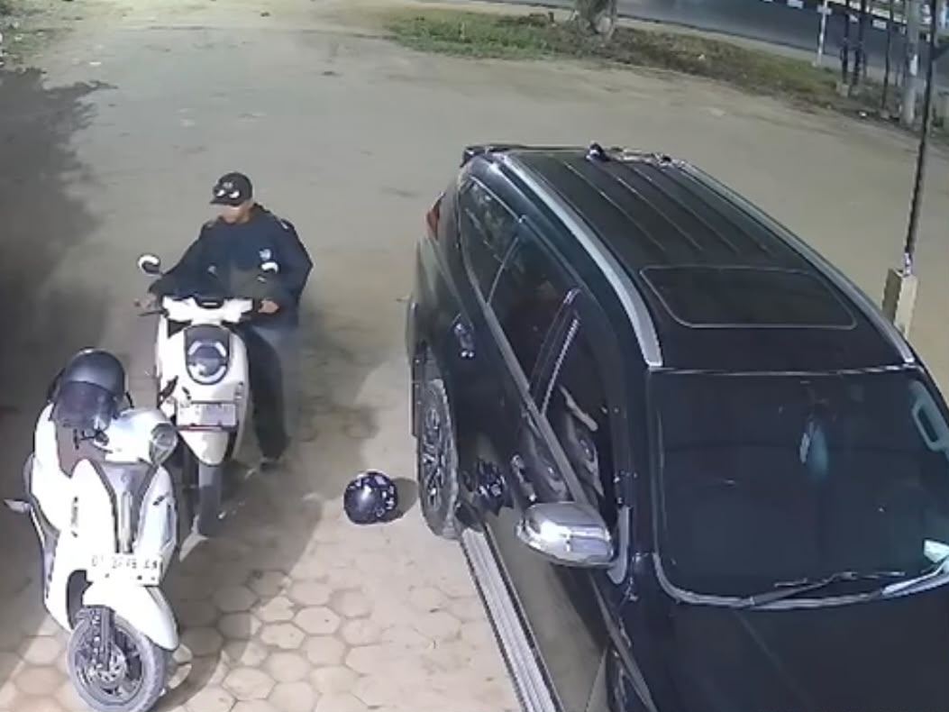 CCTV Rekam Aksi Pria di Kendari Curi Sepeda Motor Depan Ruko CCTV Rekam Aksi Pria di Kendari Curi Sepeda Motor Depan Ruko