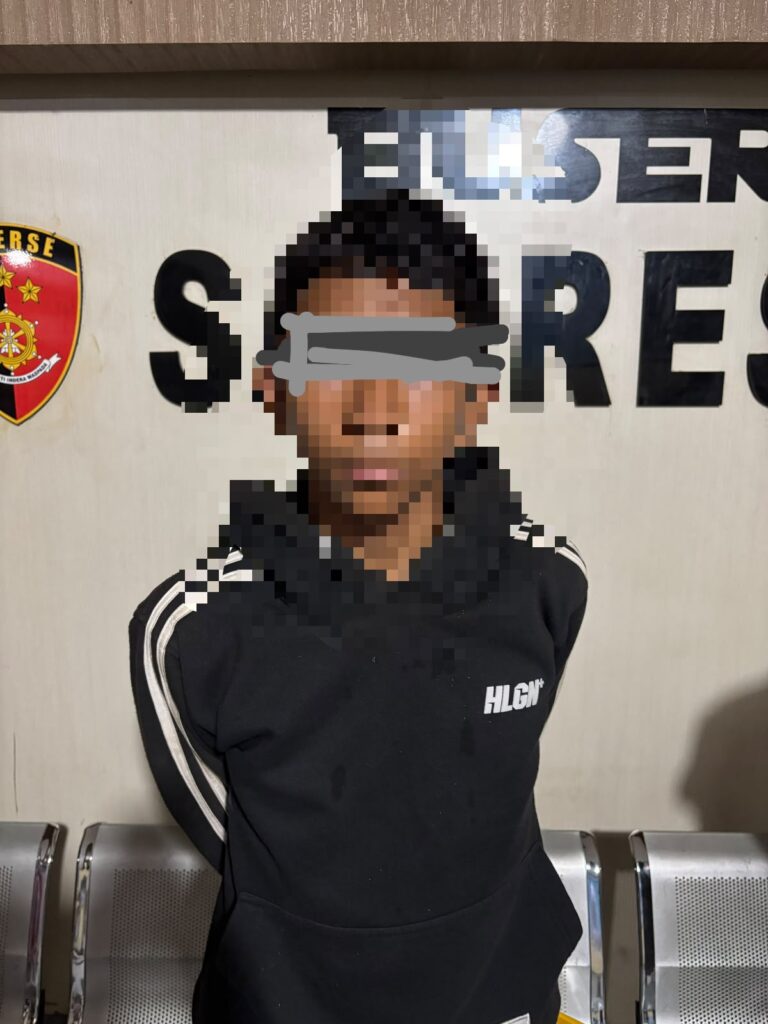 Remaja terduga pelaku pencurian isi bengkel milik warga saat diamankan di Polresta Kendari.