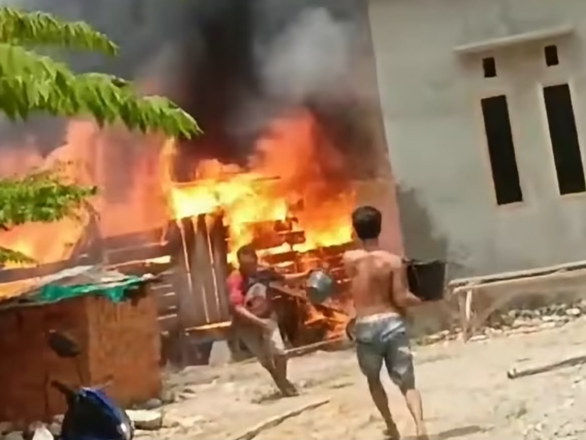 Ditinggal Masak Air, Rumah di Kolut Ludes Terbakar Ditinggal Masak Air, Rumah di Kolut Ludes Terbakar