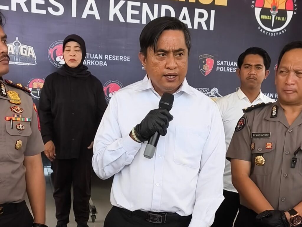 Kanit Tipidter Satreskrim Polresta Kendari. Ipda Hermanto saat konferensi pers di Mako Polresta Kendari.