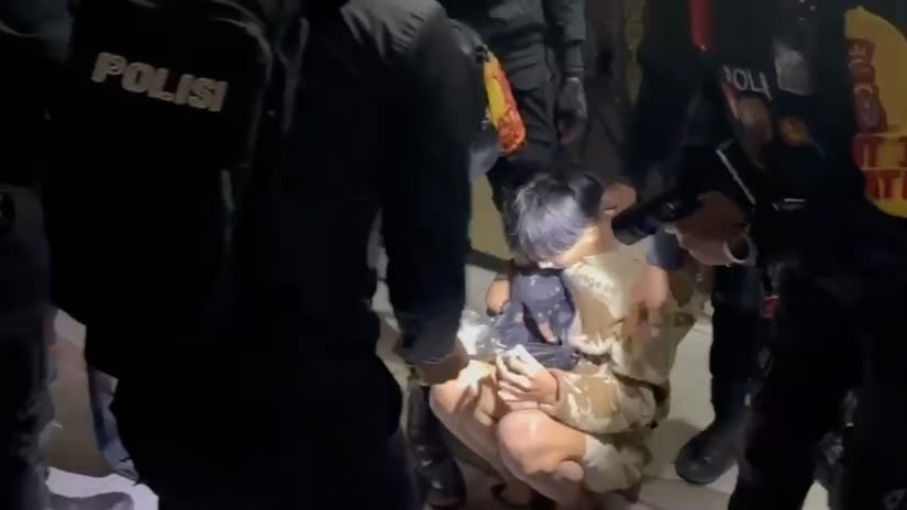 Seorang pelajar SMAN 10 Kendari berinisial ARP (17) diamankan di Mapolresta Kendari setelah kedapatan membawa senjata tajam jenis mata busur dan ketapel.