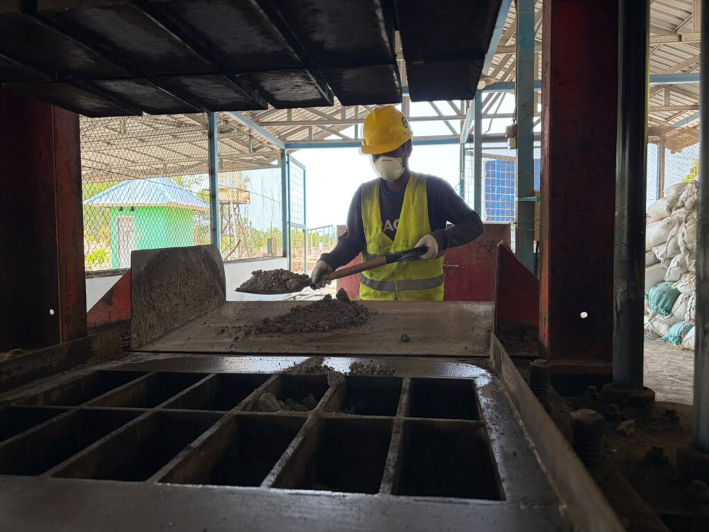 Proses pencetakan batako dari FABA menggunakan alat khusus.