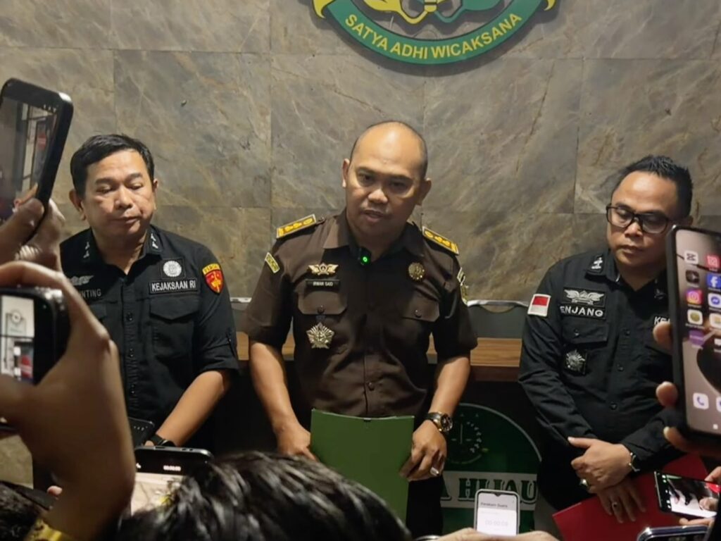 Kejati Sultra saat konferensi pers kasus dugaan korupsi belanja makanan dan minuman jamuan tamu pada Sekretariat Daerah (Setda) Pemprov Sultra tahun anggaran 2022 - 2023.