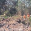 Damkarmat Kendari Padamkan Kebakaran Lahan Akibat Bakar Sampah di Rahandouna