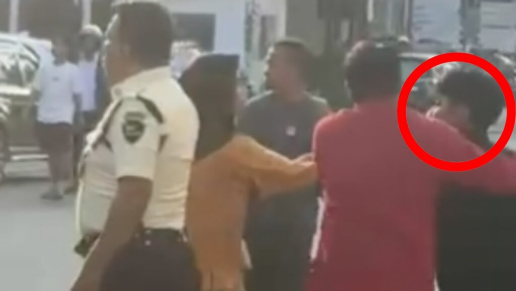 Satu pelajar yang diduga mengeroyok siswa berinisial R saat diamankan warga di depan Marina Mart di Jalan Syech Yusuf, Kelurahan Korumba, Kecamatan Mandonga, Kota Kendari.