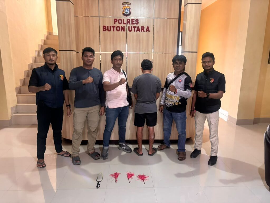 Pelaku berinisial R (16) beserta barang bukti tiga buah mata busur dan sebuah ketapel busur yang diamankan di Polres Buton Utara (Butur).