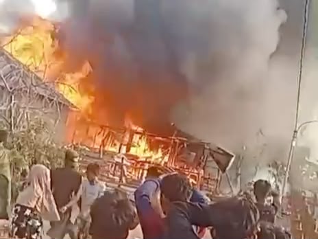 5 Rumah Satu Keluarga di Muna Barat Terbakar, Kerugian Rp300 Juta 5 Rumah Satu Keluarga di Muna Barat Terbakar, Kerugian Rp300 Juta