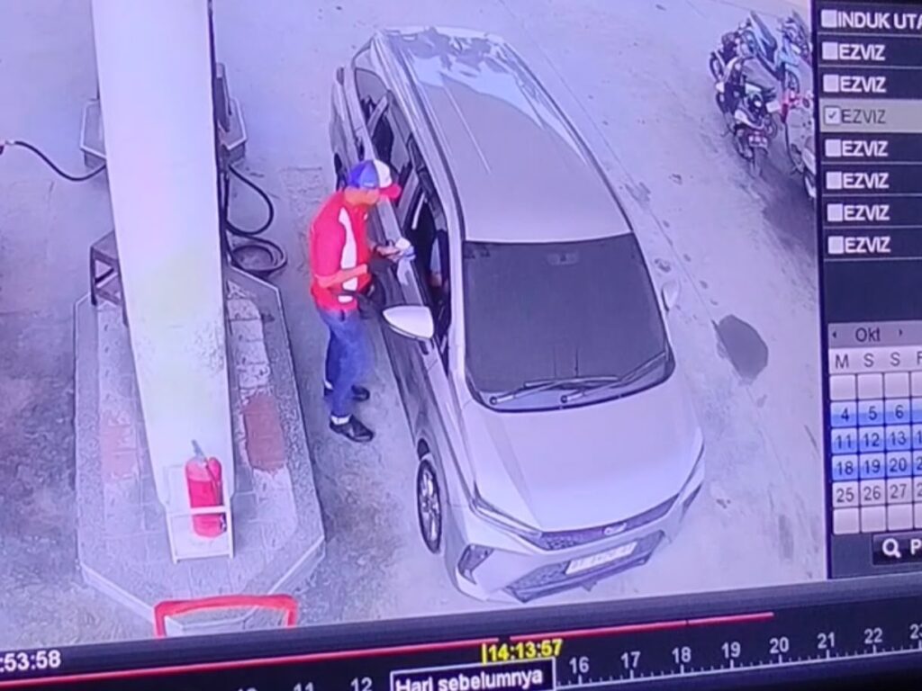 Pengemudi mobil bernomor polisi DT 1470 AI saat melakukan pengisian di SPBU Wulele, Kota Kendari.