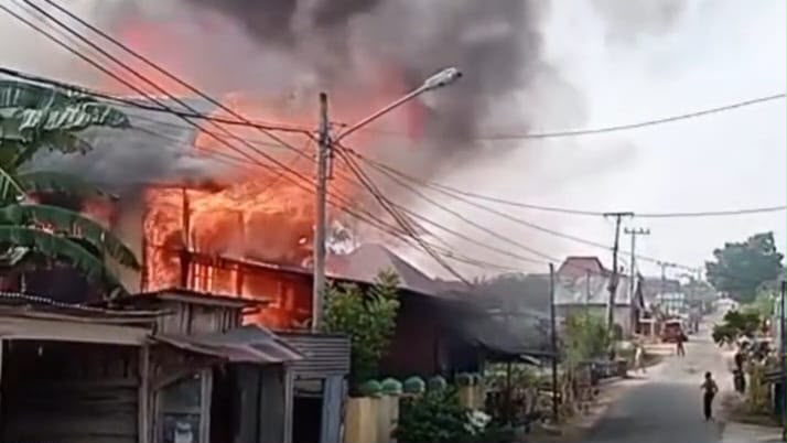 Kebakaran Hanguskan 2 Rumah di Watonea, Muna, Kerugian Rp960 Juta Kebakaran Hanguskan 2 Rumah di Watonea, Muna, Kerugian Rp960 Juta