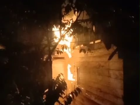 Sebuah rumah papan yang ditumpangi pasangan suami istri di Desa Baliara, Kecamatan Kabaena Barat, Kabupaten Bombana, terbakar.