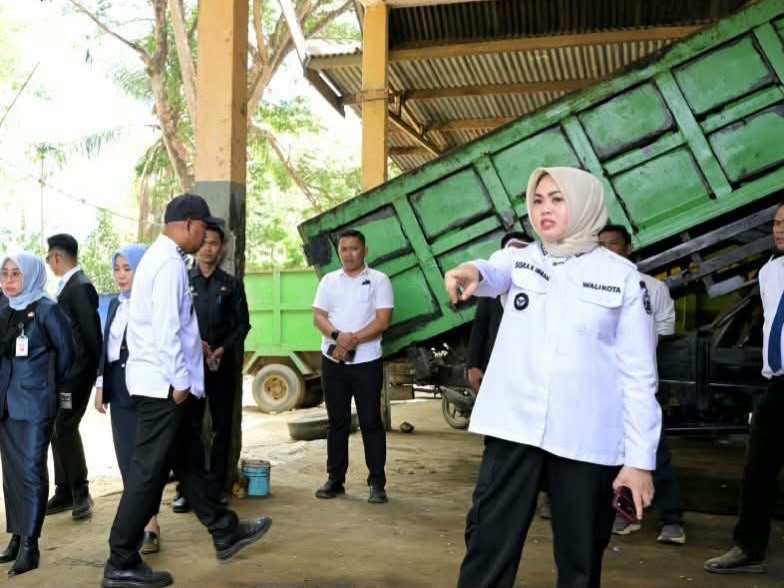 Wali Kota Kendari Cek Armada Sampah untuk Kejar Adipura, Truk Tak Layak Harus Diperbaiki Wali Kota Kendari Cek Armada Sampah untuk Kejar Adipura, Truk Tak Layak Harus Diperbaiki