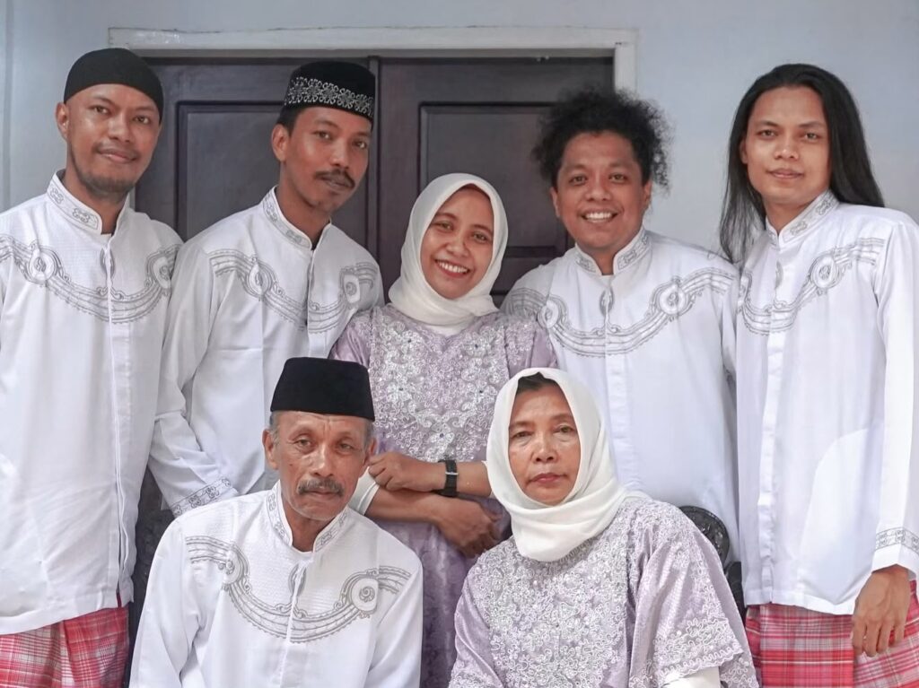 Keluarga komika asal Kota Baubau, Sulawesi Tenggara (Sultra), Arie Kriting dan Amal Buton (ujung kiri).