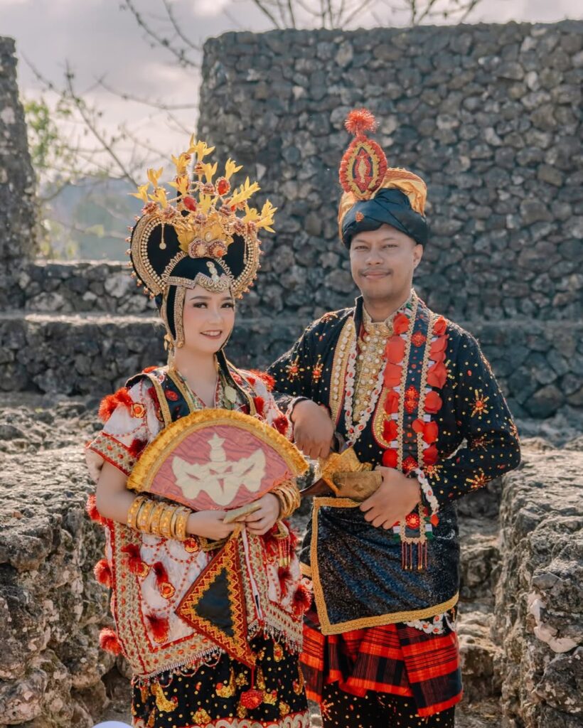 Komika sekaligus konten kreator, Salimuddin atau dikenal dengan nama Amal Buton, bersama calon istrinya, Ratmin saat foto prewedding di Benteng Keraton Buton, Kota Baubau.