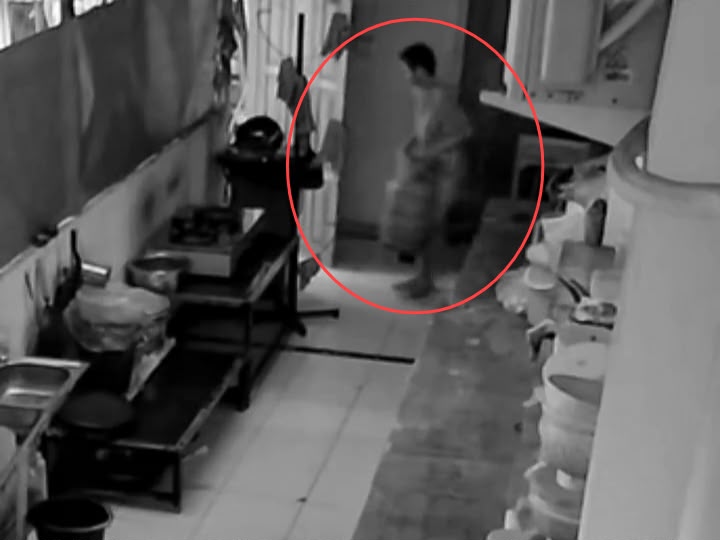 Salah satu pelaku saat menggasak tabung gas 12 kilogram di salah satu rumah makan di Kelurahan Lamangga, Kecamatan Murhum, Kota Baubau.