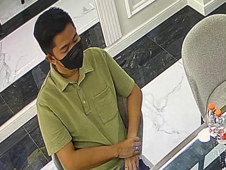 Pria berinisial AR yang ditetapkan tersangka saat berada di salah satu toko emas di Kota Makassar, Sulawesi Selatan (Sulsel).