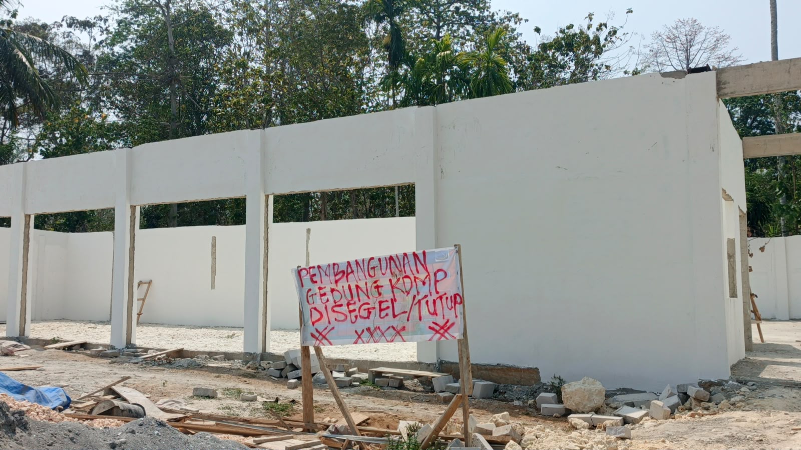 KDMP di Wasolangka Muna Disegel, Warga Protes Bangunan Dikerjakan Serampangan KDMP di Wasolangka Muna Disegel, Warga Protes Bangunan Dikerjakan Serampangan
