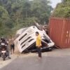 Truk Mundur dan Terguling di Tanjakan di Konsel, Tumit Sopir Robek