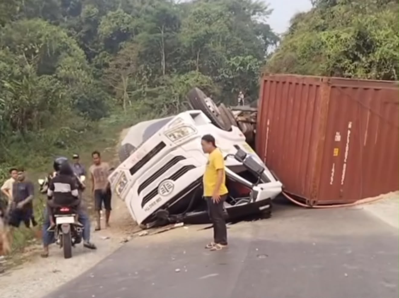 Truk Mundur dan Terguling di Tanjakan di Konsel, Tumit Sopir Robek Truk Mundur dan Terguling di Tanjakan di Konsel, Tumit Sopir Robek