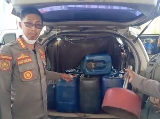 Satpol PP Kendari Pergoki Mobil Isi BBM di SPBU Rabam Pakai 15 Jeriken