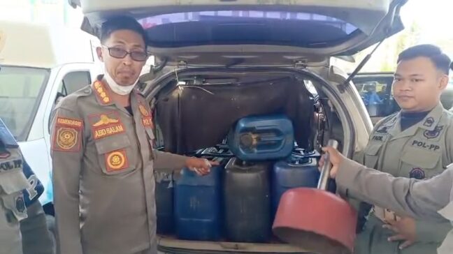 Satpol PP Kendari Pergoki Mobil Isi BBM di SPBU Rabam Pakai 15 Jeriken