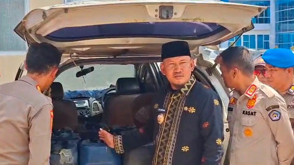 Wawali Kendari Sudirman Imbau Warga Laporkan Penimbun BBM Lewat 112 Wawali Kendari Sudirman Imbau Warga Laporkan Penimbun BBM Lewat 112