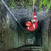Damkarmat Baubau Selamatkan Anak Kucing yang Terjatuh ke Sumur Sedalam 28 Meter