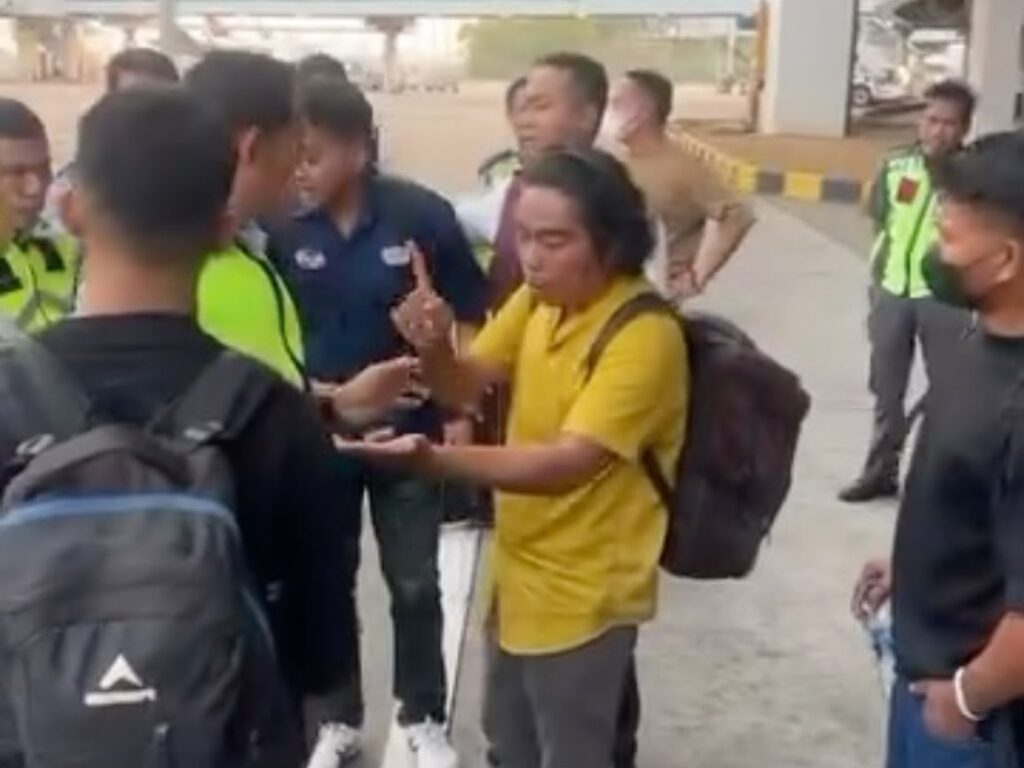 Sejumlah penumpang Wings Air rute Makassar - Baubau, Sulawesi Tenggara (Sultra), saat protes ke petugas Bandara Internasional Sultan Hasanuddin, Makassar setelah penerbangan mereka dibatalkan.