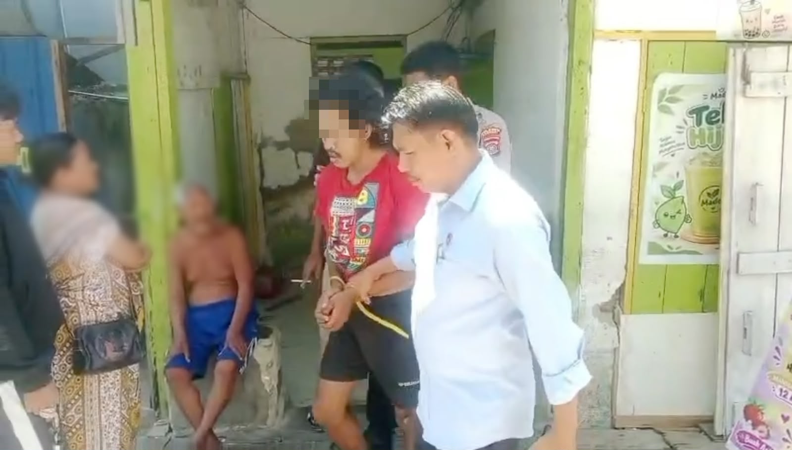 Curi Pertalite dari Tangki Mobil Pikap, Pria di Kendari Ditangkap Polisi Curi Pertalite dari Tangki Mobil Pikap, Pria di Kendari Ditangkap Polisi