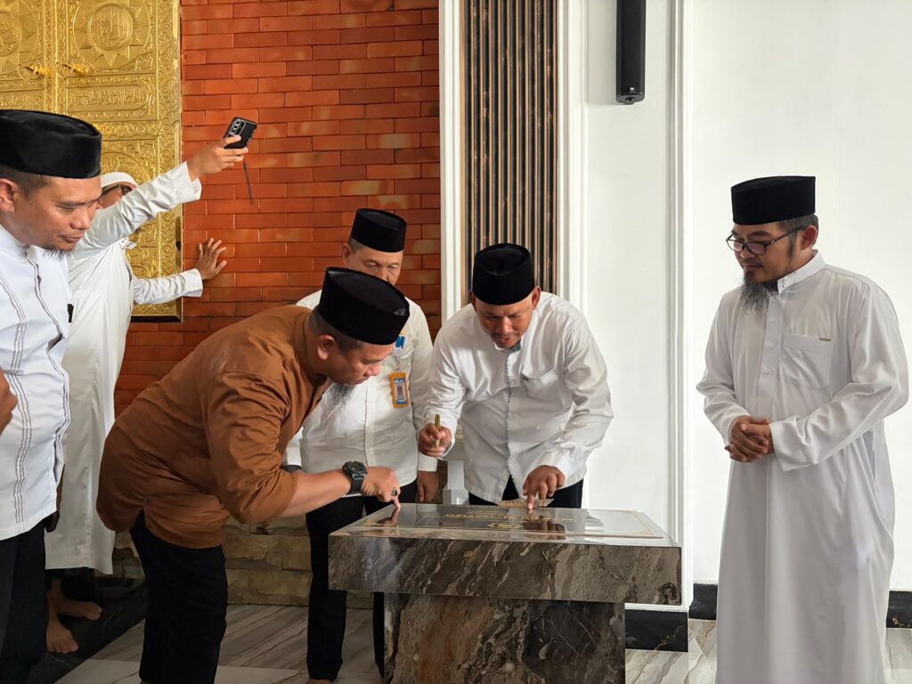 Wali Kota Kendari, Sudirman saat meresmikan Masjid Al-Hafizh di Jalan Jenderal A.H. Nasution, Kelurahan Kambu, Kecamatan Kambu, Kota Kendari.