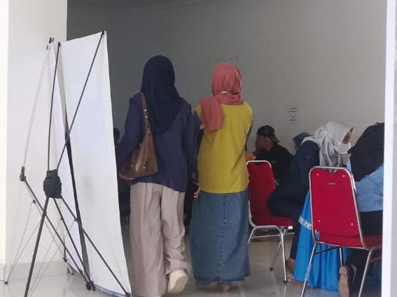 NZ saat didampingi seseorang dari pihak RSJ Kendari saat mengikuti tes kesehatan.