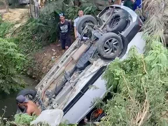 Mobil Wuling Terjun ke Jurang di Puuwatu Kendari, Pengemudi Perempuan Selamat Mobil Wuling Terjun ke Jurang di Puuwatu Kendari, Pengemudi Perempuan Selamat