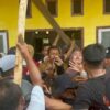 Warga Segel Kantor Desa Mandiodo Konut, Protes Pemotongan Uang Debu