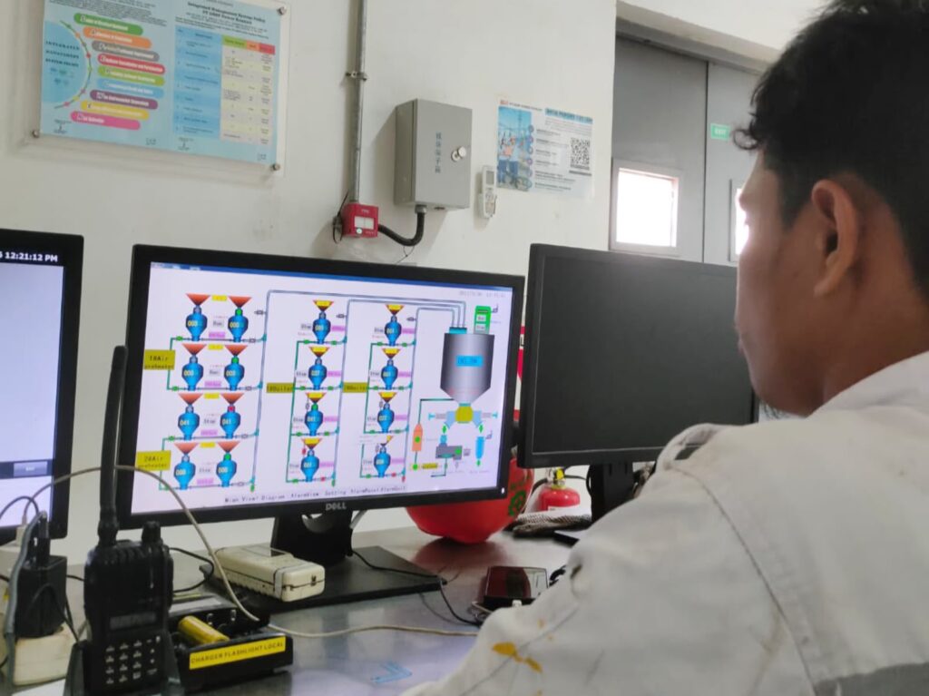 Rutinitas Haswin, JOP Boiler yang sedang mengecek kondisi turbin pembangkit di PLTU DSSP Power Kendari.