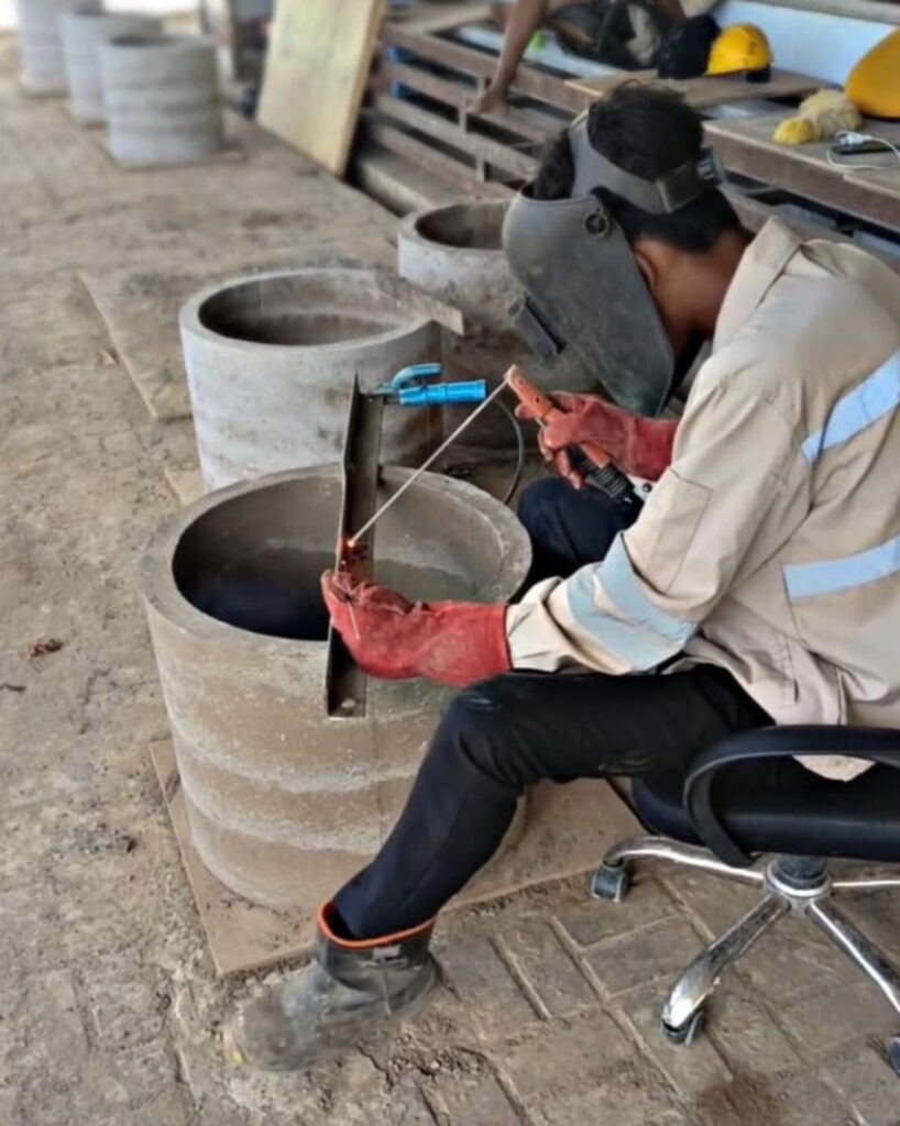 Subhan, pekerja baru di lingkungan PT DSSP Power Kendari yang sedang mempraktikkan keahlian barunya yakni pengelasan sebagai bagian dari tugasnya di divisi pengolahan FABA.