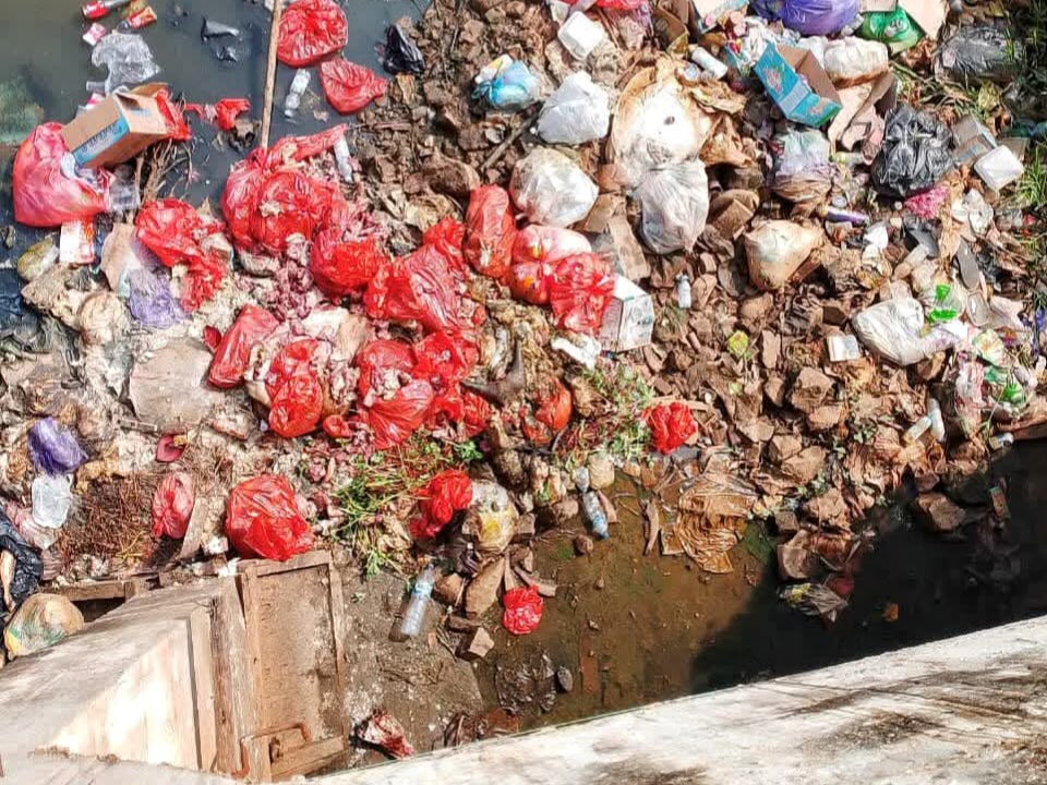 Warga Keluhkan Dugaan Pembuangan Limbah Potongan Sapi di Jembatan CBD Konut Warga Keluhkan Dugaan Pembuangan Limbah Potongan Sapi di Jembatan CBD Konut