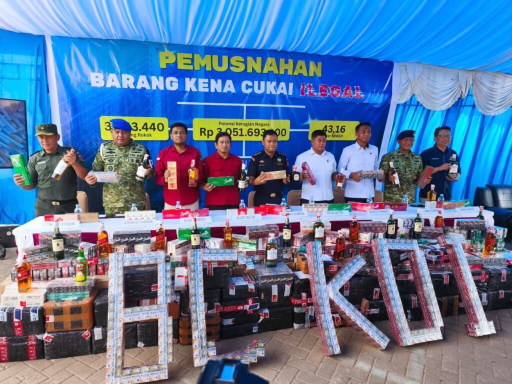 Konferensi pers pemusnahan rokok dan minuman mengandung etil alkohol (MMEA) ilegal oleh Kantor Pengawasan dan Pelayanan Bea dan Cukai (KPPBC) Tipe Madya Pabean (TMP) C Kendari.
