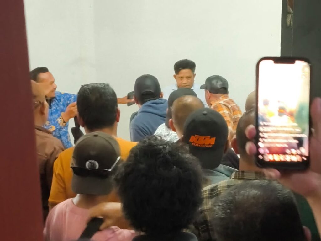 Loyalis Ridwan Bae saat bertemu Kepala Dinas Pariwisata (Dispar) Sultra, Ridwan Badallah di Kantor Dinas Pariwisata Sultra, Kota Kendari.