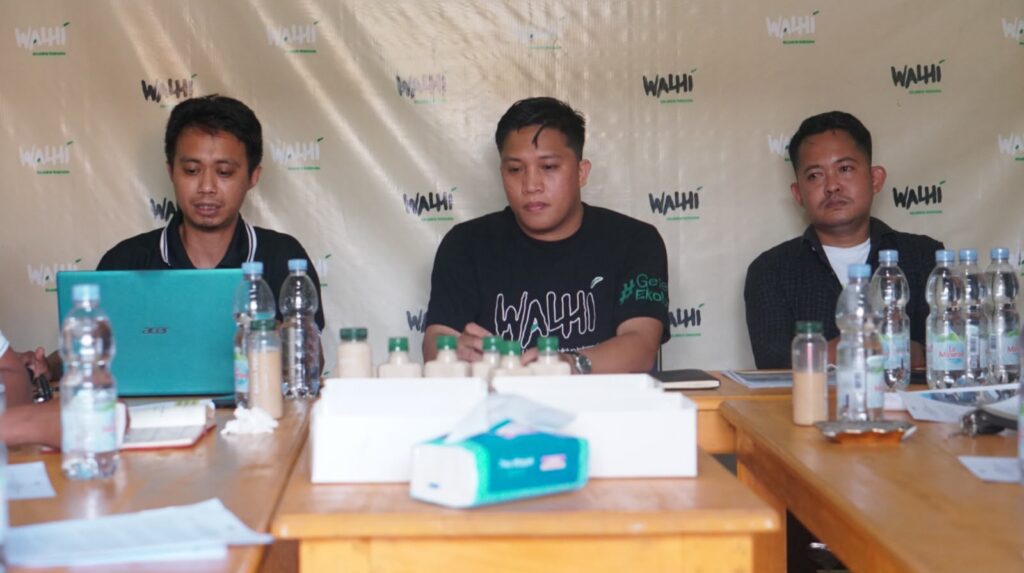 Direktur Lembaga Bantuan Hukum (LBH) Kendari, Sadam Husain (kiri); Direktur Eksekutif Wahana Lingkungan Hidup (Walhi) Sulawesi Tenggara (Sultra), Andi Rahman (tengah); dan Anas Padil (kanan), warga Kapoiala Baru, Kecamatan Kapoiala, Kabupaten Konawe.