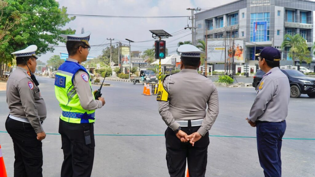 Ditlantas Polda Sultra saat memantau APILL portabel yang berada di Simpang Empat Taman Lalu Lintas Polda Sultra, Kota Kendari.